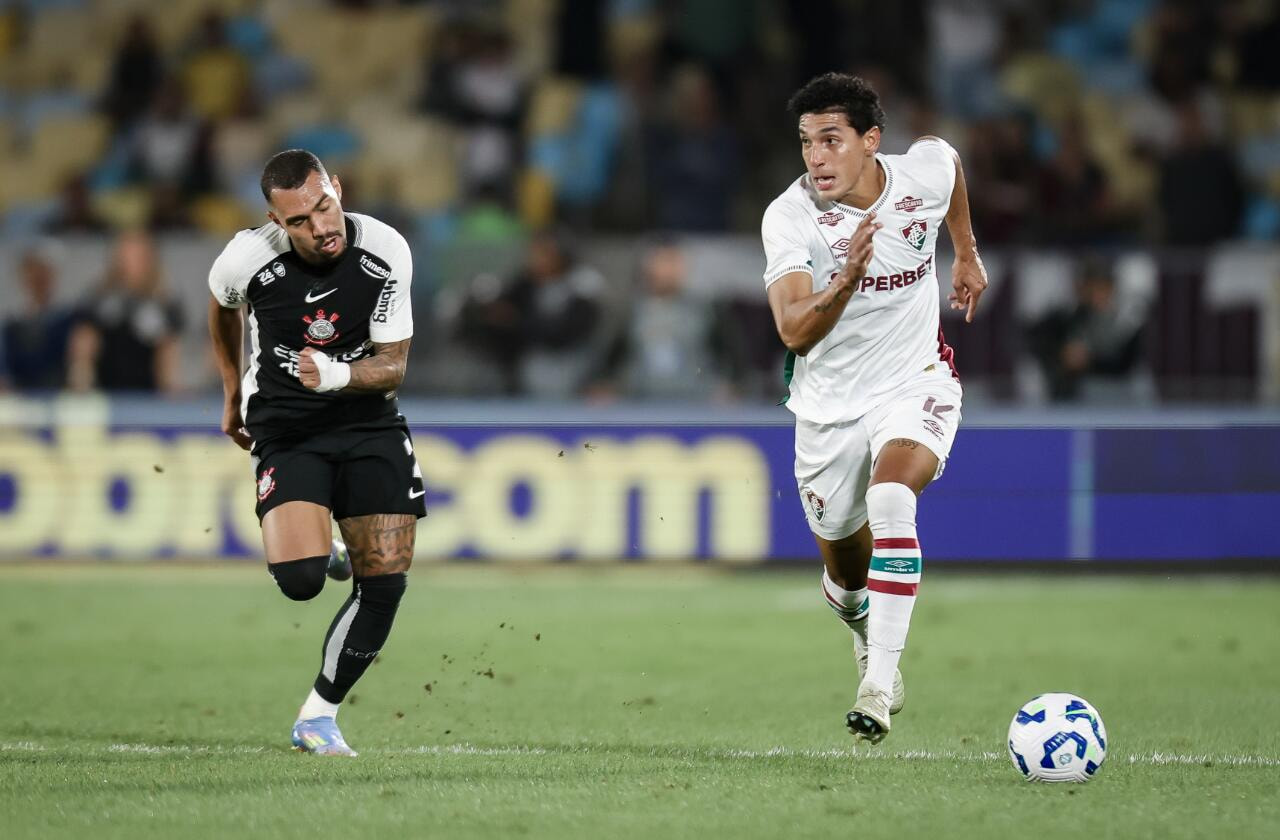 Imagem da noticia Na sorte e na bola parada, Corinthians vence Fluminense no Maracanã