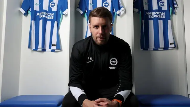 Brighton renova com técnico mais jovem da história da Premier League Brighton renova com técnico mais jovem da história da Premier League