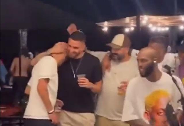 Imagem da noticia Fábio Santos chora no ombro de Renato Augusto durante festa de aposentadoria