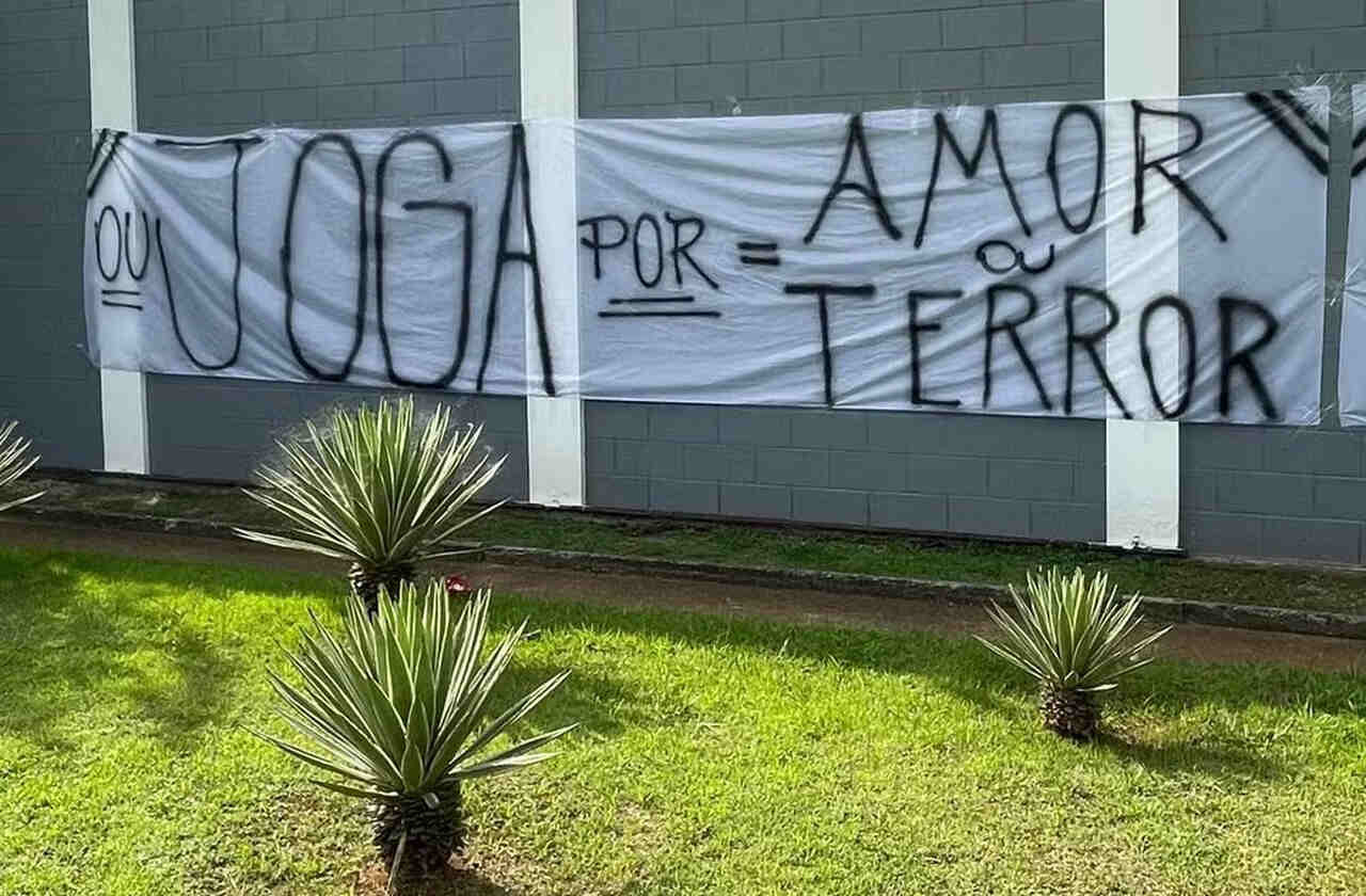 Imagem da noticia Torcedores protestam no CT do Corinthians antes de treino