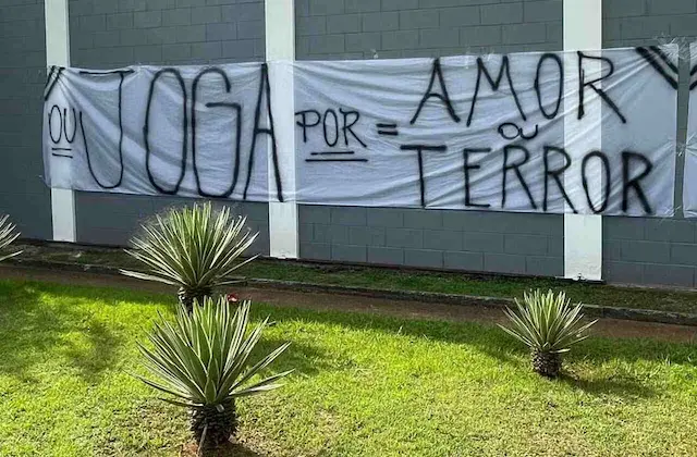Torcedores protestam no CT do Corinthians antes de treino Torcedores protestam no CT do Corinthians antes de treino