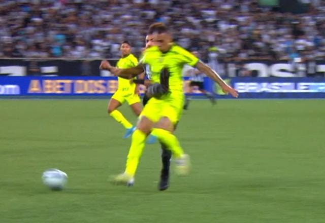 Imagem da noticia Nadine discorda de vermelho em Adryelson: "Não era chance clara de gol"