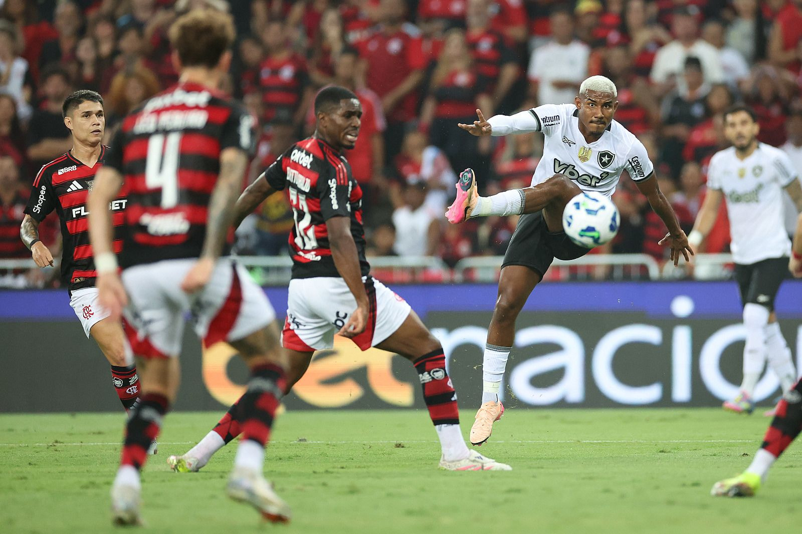 Imagem da noticia Flamengo e Botafogo empatam em jogo equilibrado no Maracanã