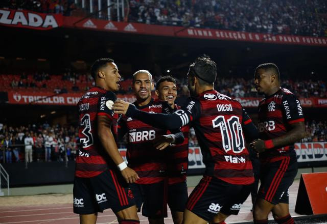 Imagem da noticia Flamengo bate São Paulo no Morumbi e pula para terceiro lugar do Brasileirão