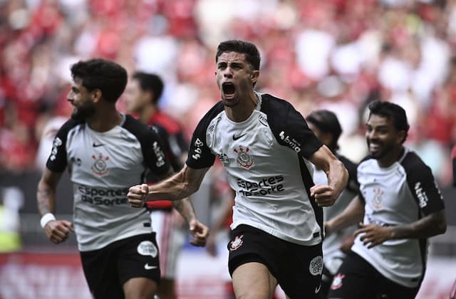 Corinthians vence o Flamengo e é campeão da Supercopa Rei Corinthians vence o Flamengo e é campeão da Supercopa Rei