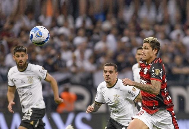 Imagem da noticia Flamengo x Corinthians: onde assistir, escalações e desfalques