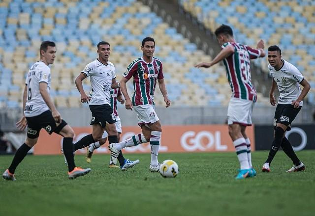 Imagem da noticia David Braz treina no Fluminense, e Corinthians pode ter Cantillo