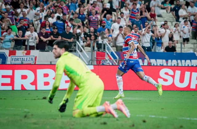 Jogando no Castelão, Fortaleza bate o Flamengo por 1 a 0 Jogando no Castelão, Fortaleza bate o Flamengo por 1 a 0