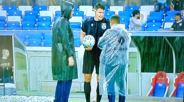 Forte chuva em Belém atrasa o início de Remo x Palmeiras Forte chuva em Belém atrasa o início de Remo x Palmeiras