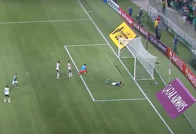 Imagem da noticia Frango! Scarpa cruza, e bola passa entre as pernas do goleiro do Táchira