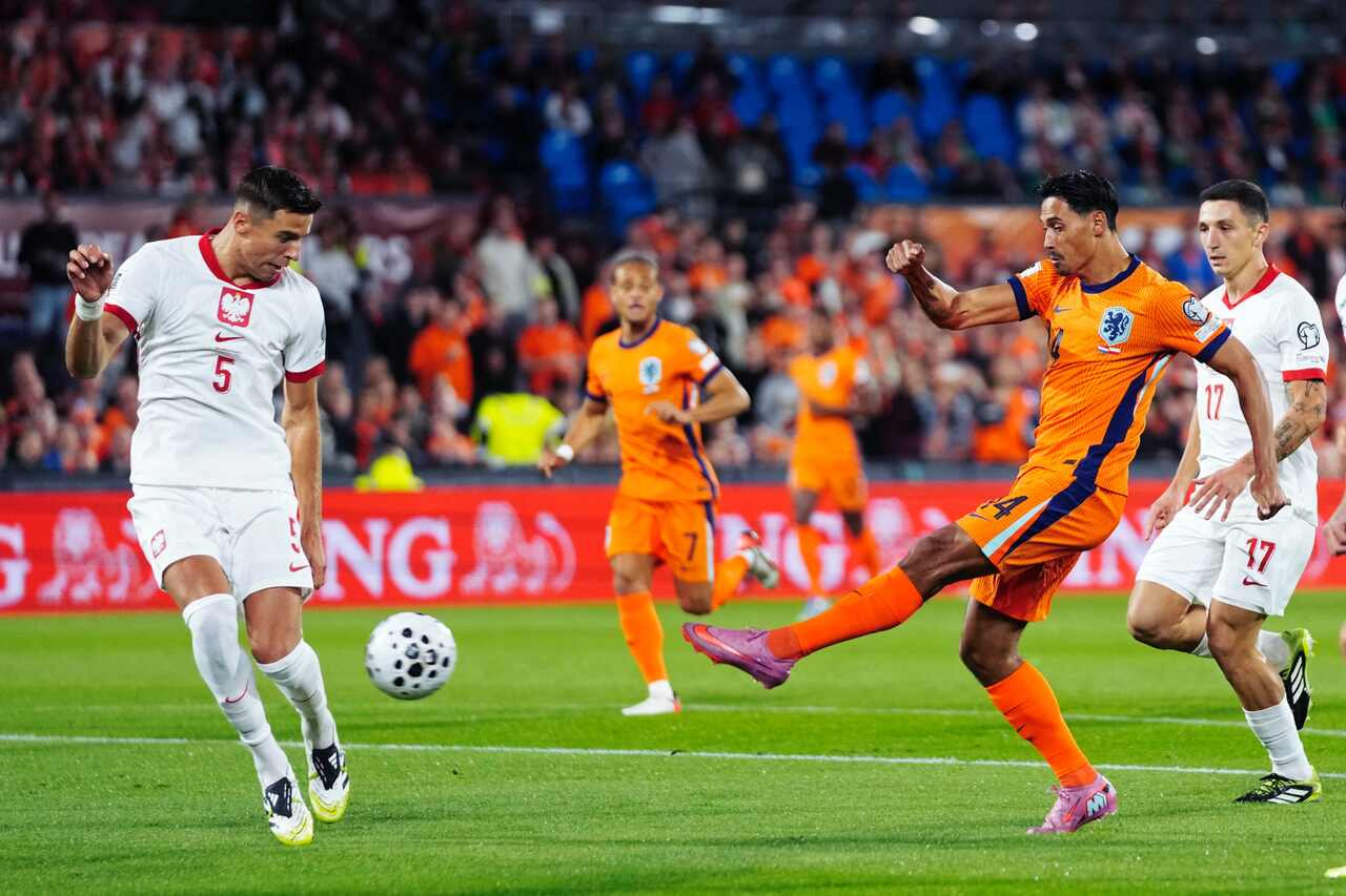 Imagem da noticia Depay dá assistência, mas Holanda fica no empate com a Polônia pelas Eliminatórias