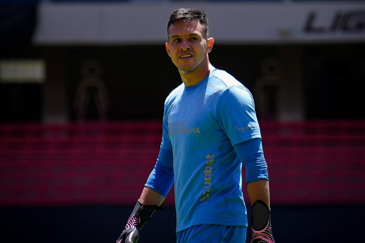 Imagem da noticia Goleiro da LDU sofre lesão e vira desfalque contra o Palmeiras