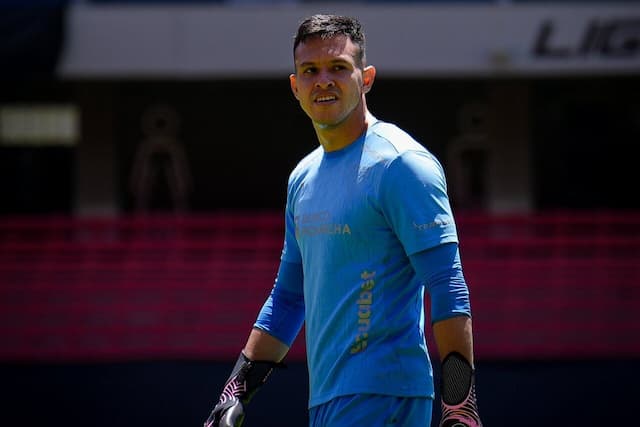 Goleiro da LDU sofre lesão e vira desfalque contra o Palmeiras Goleiro da LDU sofre lesão e vira desfalque contra o Palmeiras