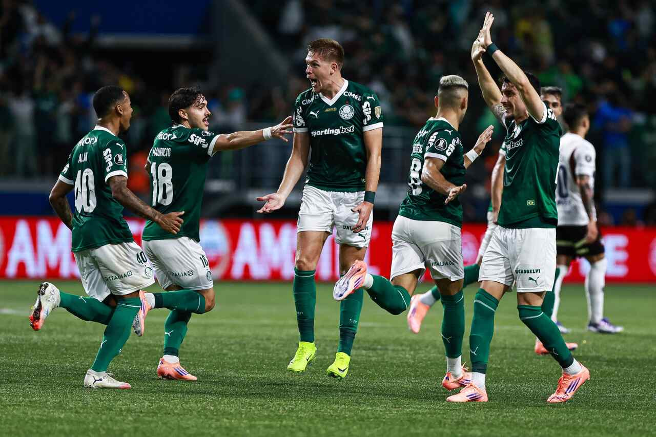 Imagem da noticia Palmeiras faz história, goleia a LDU e fará a final da Libertadores com o Flamengo