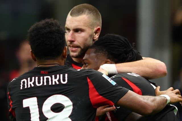 Milan vence a Roma e encosta nos líderes do Campeonato Italiano Milan vence a Roma e encosta nos líderes do Campeonato Italiano