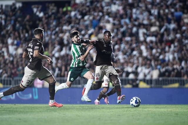 De virada, Vasco perde para o Juventude e deixa São Januário sob protestos De virada, Vasco perde para o Juventude e deixa São Januário sob protestos