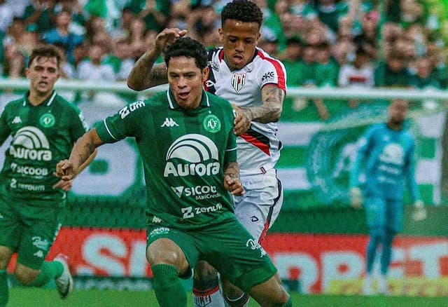 Chapecoense vence Atlético-GO e garante acesso para Série A Chapecoense vence Atlético-GO e garante acesso para Série A