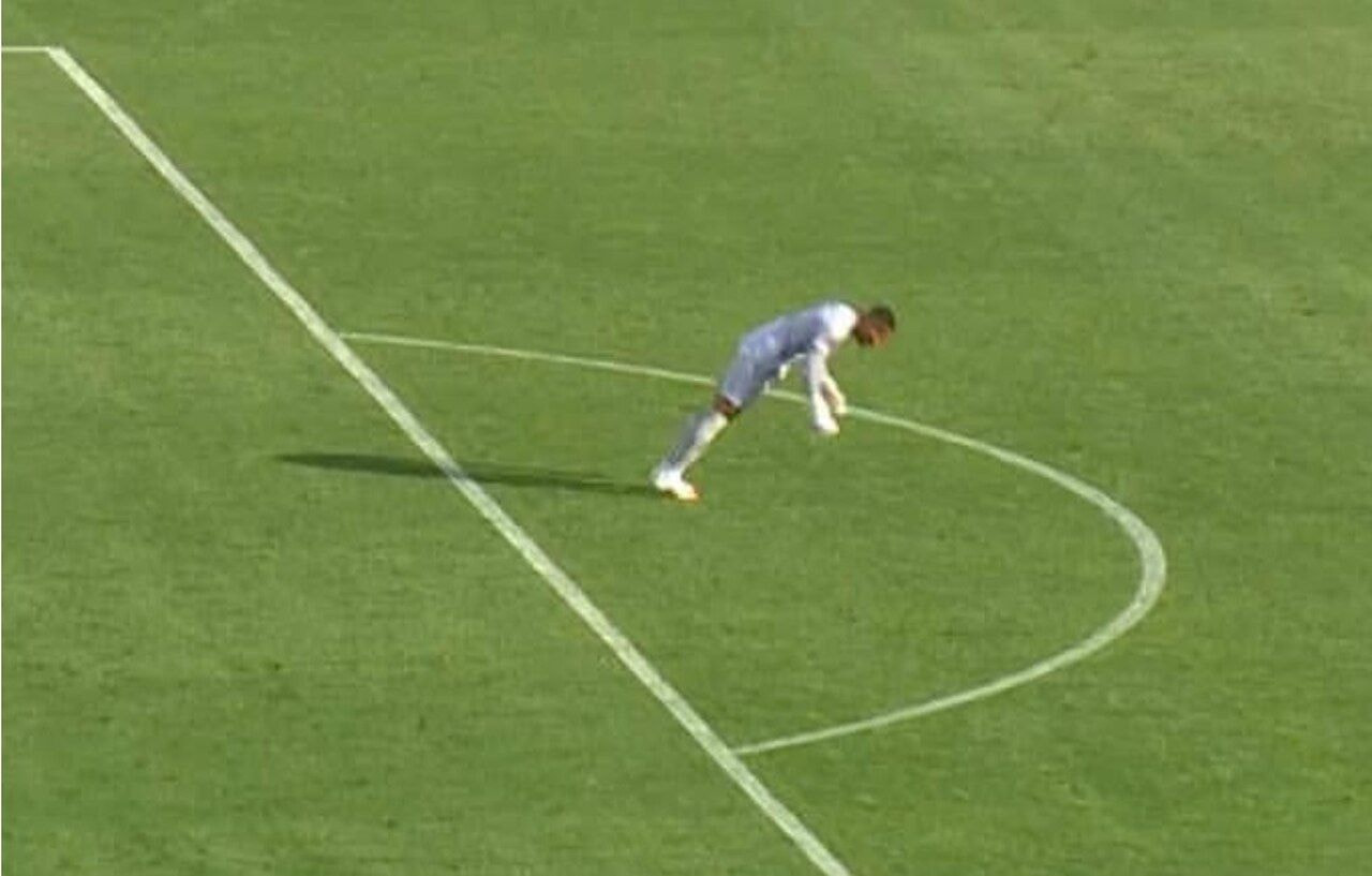 Imagem da noticia Goleiro cai desacordado e dá susto na disputa da Copa Africana de Nações