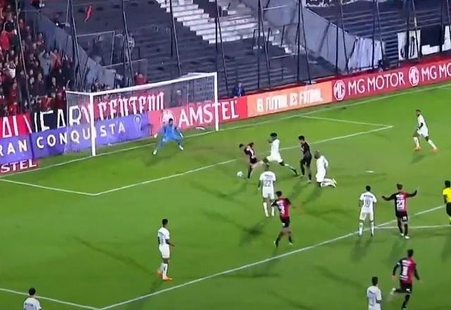 Imagem da noticia GOL! Iván Gómez aproveita sobra e abre o placar para o Newell's Old Boys