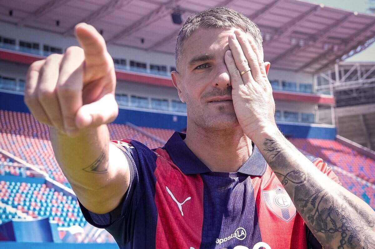 Imagem da noticia Cerro Porteño apresenta Vegetti com Piratas do Caribe