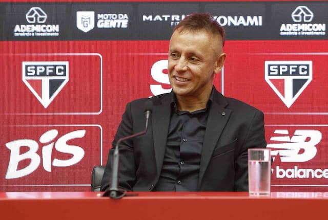 Rafinha cobra mudança de postura no São Paulo: "Fui campeão com salário atrasado" Rafinha cobra mudança de postura no São Paulo: "Fui campeão com salário atrasado"