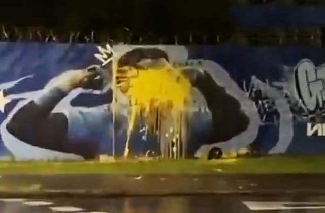 Torcedores do Cruzeiro picham homenagem a Gabigol e cobram: "Vai embora" Torcedores do Cruzeiro picham homenagem a Gabigol e cobram: "Vai embora"