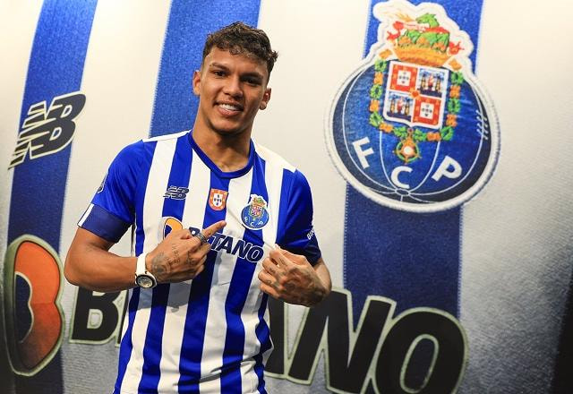 Imagem da noticia Gabriel Veron é apresentado no Porto: "Me sentindo em casa"