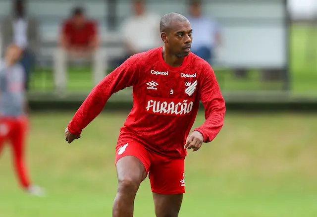 Fernandinho, ex-Athletico, anuncia aposentadoria: "Não motiva mais" Fernandinho, ex-Athletico, anuncia aposentadoria: "Não motiva mais"