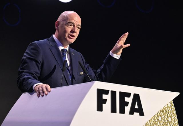 Imagem da noticia Presidente da Fifa minimiza decisão de tribunal: "Não muda nada"