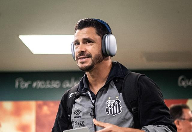 Imagem da noticia Giuliano deixa Palmeiras x Santos lesionado e critica gramado do Allianz Parque