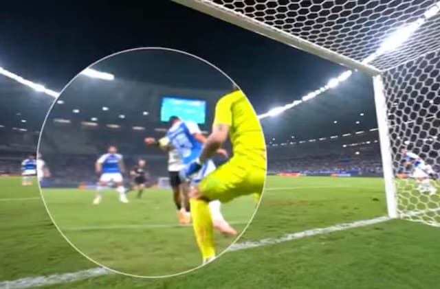 Técnico do Cruzeiro levanta dúvida sobre possível toque de mão no gol de Depay Técnico do Cruzeiro levanta dúvida sobre possível toque de mão no gol de Depay