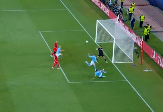Imagem da noticia Tudo igual! Após cruzamento, Palmer tira do goleiro Bono e empata para o City