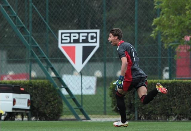 Imagem da noticia Novo Ceni? Goleiro do sub-20 do São Paulo faz gol de falta, e lance viraliza