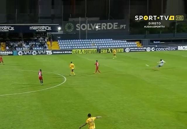 Imagem da noticia Goleiro do Benfica faz golaço de antes do meio-campo e culpa o vento; veja