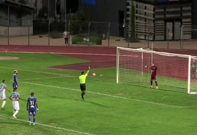 Imagem da noticia Goleiro tenta confundir adversário com "dança" em cobrança de pênalti e é expulso