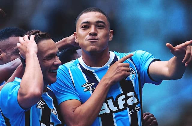 Carlos Vinícius celebra hat-trick pelo Grêmio: "Ganhar confiança" Carlos Vinícius celebra hat-trick pelo Grêmio: "Ganhar confiança"