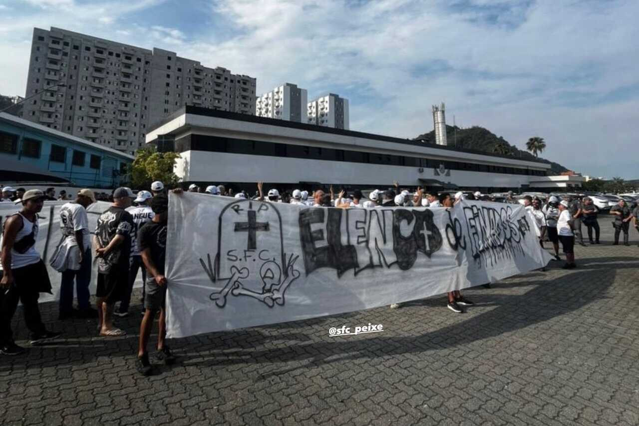 Imagem da noticia Revoltados com goleada, torcida do Santos invade CT e quebra portão