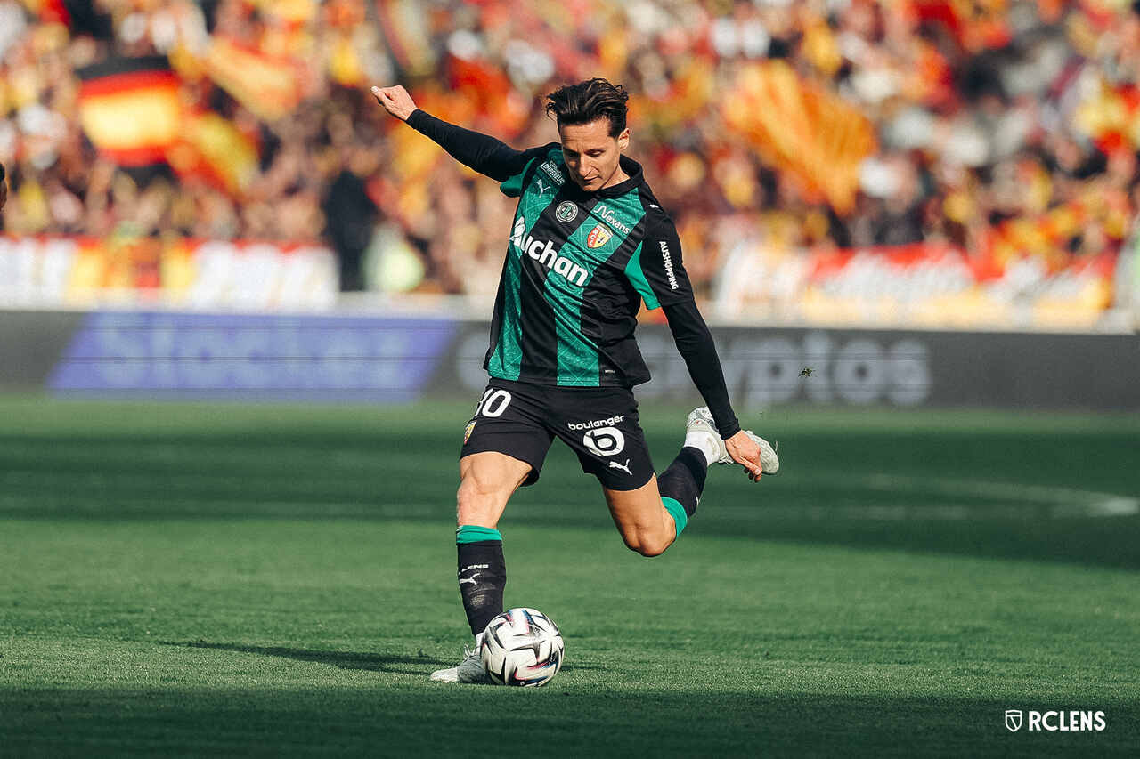 Imagem da noticia Com brilho de Thauvin, Lens vence o Metz e segue na caça ao PSG