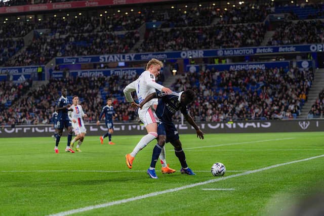 Lyon marca nos acréscimos e evita derrota para o Paris FC