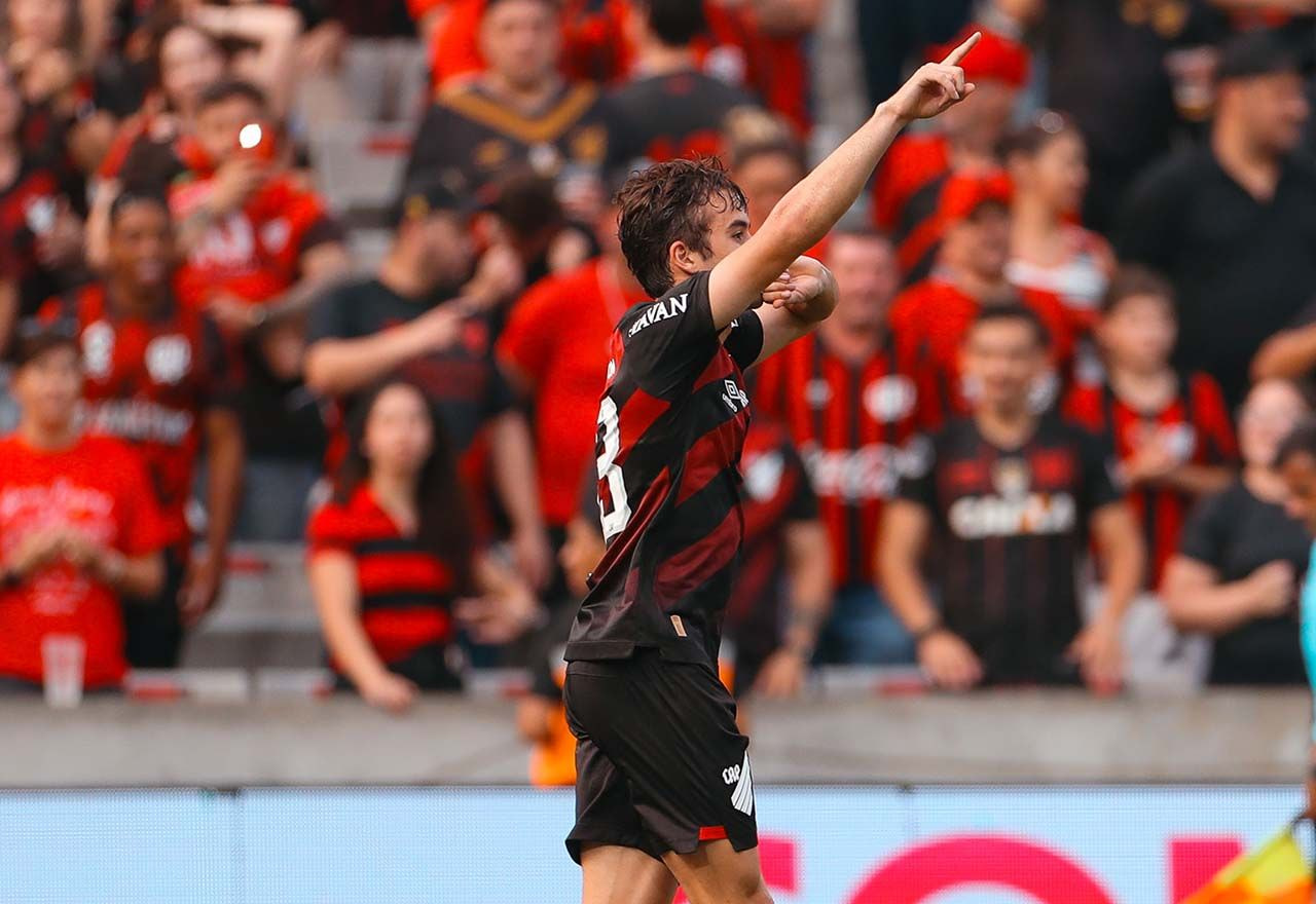 Imagem da noticia Athletico-PR vence Coritiba e encerra jejum no Atletiba