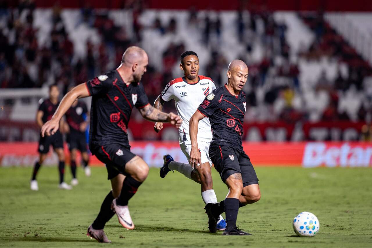 Imagem da noticia Santos brilha e Athletico elimina Atlético-GO nos pênaltis na Copa do Brasil