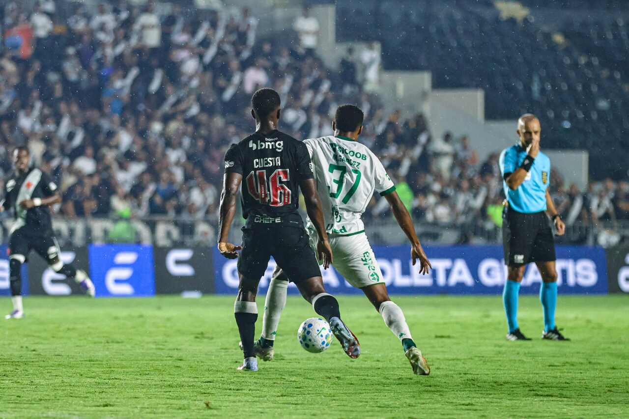 Imagem da noticia Vasco sai na frente, mas sofre empate frustrante da Chapecoense