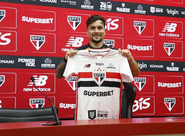 Artur é apresentado pelo São Paulo e revela contato de Roger Machado Artur é apresentado pelo São Paulo e revela contato de Roger Machado