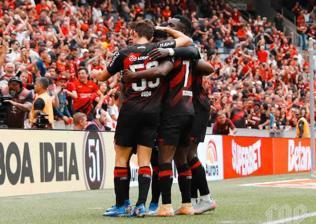 Athletico-PR, de virada, bate Vitória na Arena da Baixada Athletico-PR, de virada, bate Vitória na Arena da Baixada