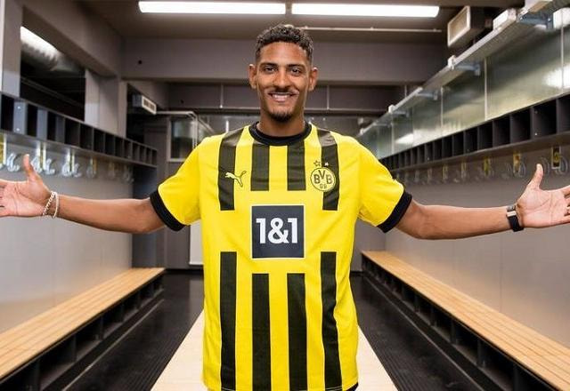 Imagem da noticia Sébastien Haller, do Borussia Dortmund, é diagnosticado com tumor no testículo