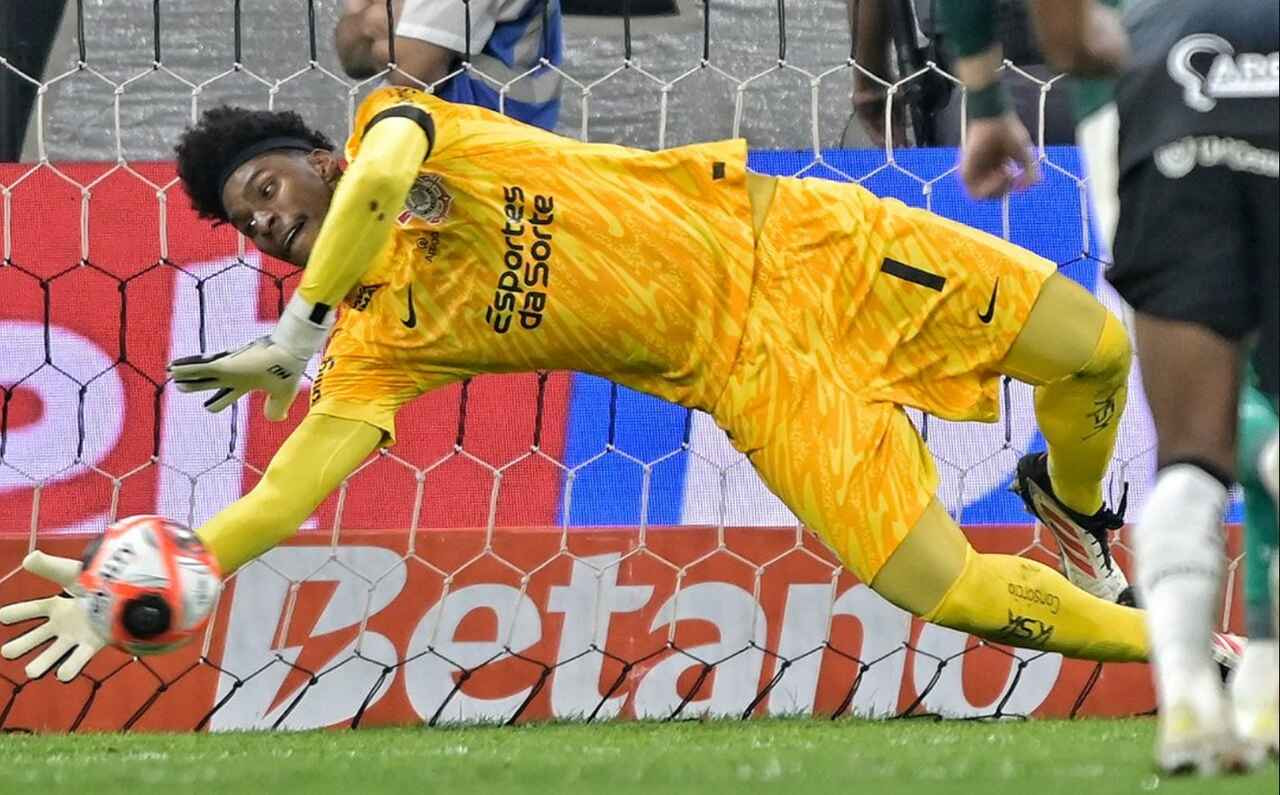 Imagem da noticia Hugo Souza defende pênalti e fala sobre a fase crescente do Corinthians