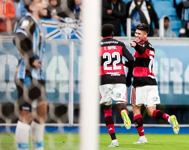 Flamengo vence Grêmio fora de casa e encosta no líder Palmeiras Flamengo vence Grêmio fora de casa e encosta no líder Palmeiras