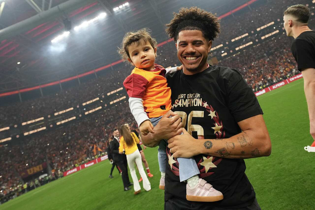 Imagem da noticia No radar da seleção, Gabriel Sara celebra tetracampeonato turco: “Temporada mais que especial”