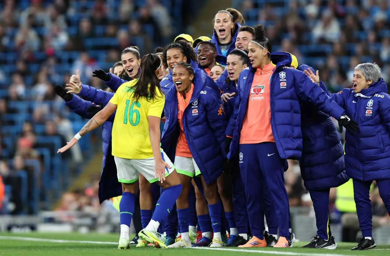 Imagem da noticia Com uma a menos, Brasil segura e vence a Inglaterra em Manchester