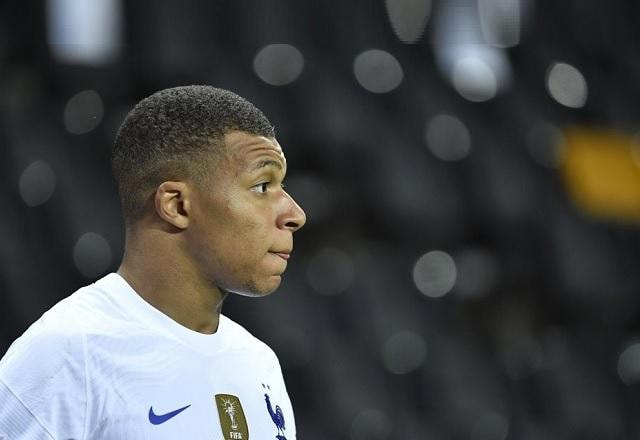 Imagem da noticia Insatisfeito, Mbappé se recusa a participar de fotos da seleção francesa; entenda
